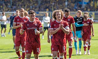 Die Arminia-Profis um Stefano Russo (l.) und Mael Corboz (r.) bedanken sich nach dem 1:1 in Braunschweig bei den 2.400 mitgereisten Fans für die Unterstützung. - IMAGO/Eibner Die Arminia-Profis um Stefano Russo (l.) und Mael Corboz (r.) bedanken sich nach dem 1:1 in Braunschweig bei den 2.400 mitgereisten Fans für die Unterstützung. - IMAGO/Eibner
