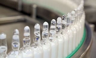 Glasampullen werden mit Infusionen befüllt. - Stephanie Pilick/dpa