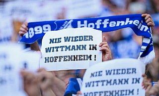 Fans der TSG Hoffenheim protestieren gegen den Einfluss von Spielerberater Roger Wittmann - Uwe Anspach/dpa