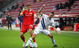 Bielefelds Cedric Brunner (r.) und Berlins Christopher Lenz kämpfen um den Ball. - picture alliance/dpa