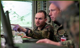 Auch während der Feiertage läuft die Arbeit weiter. Das Bild zeigt Soldaten während der Gefechtsstandardarbeit. - Bundeswehr