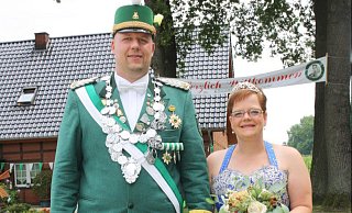 Prächtig geschmückt: In ihrer Residenz bereiten sich Olaf und Nadine Riemann auf den Höhepunkt des Schützenfests vor. - Regina Brucksch
