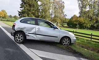 Der silberne Seat Ibiza wurde beim Aufprall schwer demoliert. Der Wagen musste abgeschleppt werden. - Polizei Herford