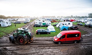 Wenn nichts mehr geht, kann ein Traktor Steckengebliebene aus dem Schlamm befreien. - Daniel Bockwoldt/dpa/dpa-tmn