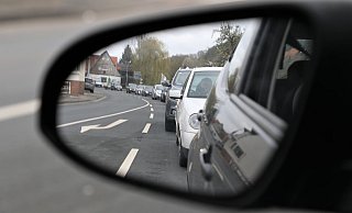An der B 241 in Dalhausen bildet sich zu Stoßzeiten ein langer Rückstau an Baustellenampel. - Simone Flörke