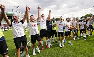 Eine Runde weiter: Die Spieler des SC Verl. - Henrik Martinschledde