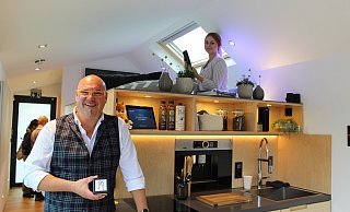 Die Schwäbisch Hall Mitarbeiter Daniel Holze und Sara Hanke präsentierten in der LGS das Haus der Zukunft. - Simon Steinberg