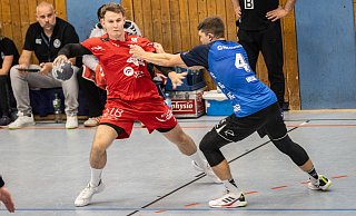 Alexej Demerza (am Ball) erwies sich mit acht Toren für die TSG A-H Bielefeld im Spiel gegen die HSG Varel als wichtiger Spieler. - Mueller
