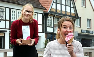 Das Marta-Eis, an dem Britta Kurz gleich schlecken wird, ist aus Kirschen, Joghurt und Chia-Samen gemacht. Daniela Sistermanns von Marta mag es gern. - Frank-Michael Kiel-Steinkamp