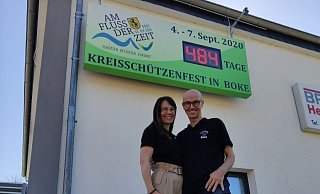 Den Countdownzähler haben die Boker bereits angepasst. Das Kreiskönigspaar Heinz und Iris Kroos freut sich trotz der Verschiebung auf das große Schützen-Event. - Heinz Kroos per Selbstauslöser