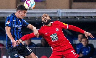 Wenn Tobias Müller (l.) auf dem Platz stand, hat der SC Paderborn noch kein Gegentor aus dem Spiel heraus kassiert. Hier gewinnt der SCP-Verteidiger ein Kopfballduell gegen Lauterns Stürmer Terrence Boyd. - dpa