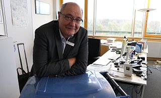 Der Beigeordnete Wolfgang Walter geht in Ruhestand. In der blauen Tonne landet alles, was er aussortiert. - Holger Kosbab