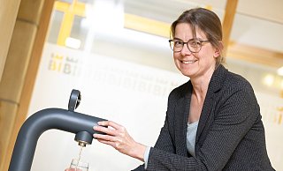 Julia Harmsen, die Leiterin des Bielefelder Gesundheitsamtes, zapft am Brunnen im Foyer des Neuen Rathauses ein Gläschen Wasser. - Oliver Krato
