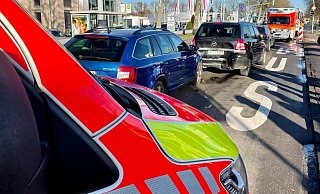 Bei dem Auffahrunfall auf der Detmolder straße werden zwei Personen schwer verletzt. - Ralph Meyer