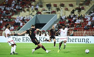 Niclas Füllkrug (r) erzielt das Tor zum 1:0 gegen Oman. - Christian Charisius/dpa