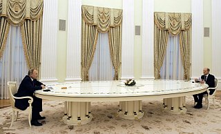 Russlands Präsident Wladimir Putin (links) und Bundeskanzler Olaf Scholz (SPD) sitzen sich an einem langen Tisch im Kreml gegenüber. - Foto: Mikhail Klimentyev/Russian President Press Office/Sputnik/dpa