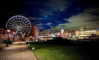 Derzeit hat Thomas Meyer sein neues Riesenrad am Centro in Oberhausen stehen - damit reiht er sich dort in eine lange Liste von Attraktionen ein. - Meyer Entertainment