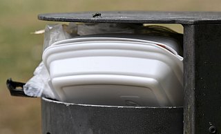 Einwegverpackungen im Mülleimer. Das Problem könnte sich im Kreis Höxter durch eine Verpackungssteuer oder ein Pfandsystem lösen. - Martin Schutt/dpa