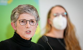 Britta Haßelmann (l.) gehört den Realos an, Katharina Dröge (r.) dem linken Flügel der Grünen. - picture alliance/dpa
