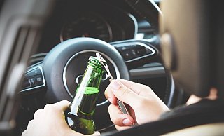 Wer noch Auto fahren muss, sollte vorher keinen Alkohol trinken. - Pixabay