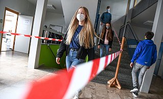 Schüler benutzen zu Testzwecken eine Treppe, die durch Absperrbandgeteilt ist. In den Schulen soll nach den"Corona-Ferien" demnächst wieder Unterricht stattfinden. - Symbolfoto: picture alliance