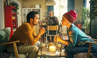 Eine Szene aus der sechsten Folge der RomCom-Serie "Habibi Baba Boom": Sami (Omar El-Saeidi) und seine Aushilfs-Braut Aylin (Gamze Senol) im Fokus des strengen Blicks von Samis Vater und Imam Latif (Husam Chadat). - Hendrik Heiden