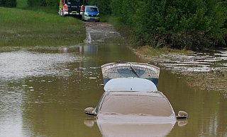 Ein Auto war im Bereich des Regenrückhalts am Papenberg bei Benhausen liegen geblieben und völlig überspült worden. Der Fahrer hatte den Bereich rechtzeitig verlassen. - Ralph Meyer Ein Auto war im Bereich des Regenrückhalts am Papenberg bei Benhausen liegen geblieben und völlig überspült worden. Der Fahrer hatte den Bereich rechtzeitig verlassen. - Ralph Meyer
