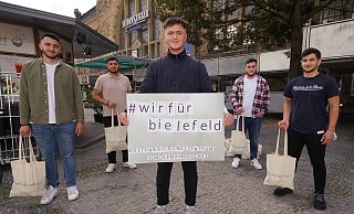 Batuhan Yildiz (v.l.), Abdulsamed Bas, Salih Tecimen, Burak Kadi und Ahmet Yasin Senocak wollen Menschen in der Corona-Zeit behilflich sein. Dafür haben sie sich verschiedene Aktionen überlegt. - NW / Peter Unger