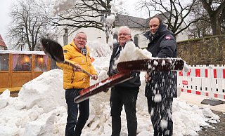 Georg Kruthoff (v.l.), Axel Stork und Klaus Oberbremer dürfen schon Schnee schippen. - Niklas Krämer