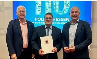 Marco Bärtl – hier bei seiner Ernennung mit Innenminister Roman Poseck (r.) und Vorgänger Konrad Stelzenbach (l.) – hat in Brakel nicht nu die Schule besucht, sondern auch viel Sport gemacht. - Ministerium