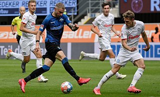 Felix Platte dürfte es am Samstag unter anderem wieder mit dem Kieler Verteidiger Johannes van den Bergh (r.) zu tun bekommen. Der SCP-Torjäger hofft, dass er dann im fünften Ligaspiel in Folge trifft. - imago images/Ulrich Hufnagel