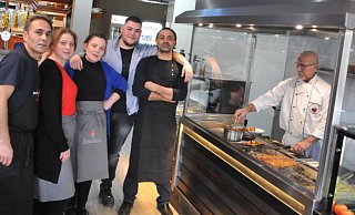 Hüseyin Özer (v.l.), Sengül Özer, Yesim Karabulut, Serhat Karabulut, Tahsin Karabulut und Mesut Yolcu. - Frank Jasper
