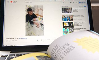 Schon der Katalog zur Navid-Nuur-Ausstellung ist eine Einladung, zum Kunst selber machen. Jetzt erklären Marta-Mitarbeiterinnen in Videos, was sich mit Farbe und anderen Dingen anstellen lässt. - Ralf Bittner