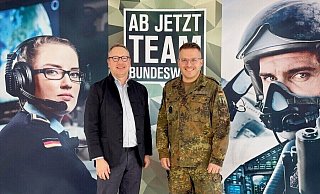 Justizminister Benjamin Limbach (Grüne, l.) mit Oberstleutnant Marcel D., Vizechef des Karrierecenters der Bundeswehr in Düsseldorf. - Justizministerium NRW/dpa