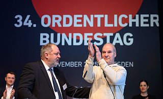 Der frühere Weltklasse-Handballer Wolfgang Böhme ist auf dem DHB-Bundestag mit dem Eintrag ins Goldene Buch geehrt worden. - Robert Michael/dpa