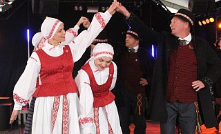 Die Tanzgruppe aus Ignalina bei ihren Tänzen im Festzelt. - Johannes Büttner