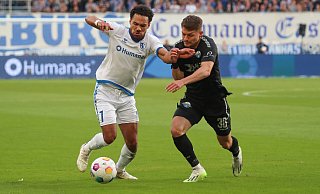 Der etatmäßige SCP-Offensivakteur Florent Muslija (r.), hier im Duell gegen Herbert Bockhorn, überzeugte in Magdeburg in der ungewohnten Rolle des linken Schienenspielers. - Imago Images