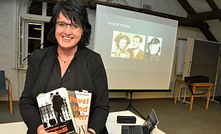 Sandra Brökel liest im Bürgerhaus aus ihren zwei zusammengehörenden Büchern. Auf der Leinwand im Hintergrund sind die Protagonisten zu sehen. - Karin Prignitz