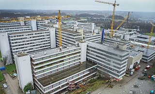 Rege Bautätigkeit am Hauptgebäude der Universität Bielefeld. - Sarah Jonek