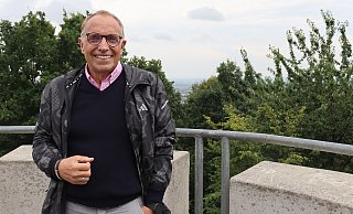 72 Stufen und 274 Meter hoch: Bürgermeister Siegfried Lux auf dem Nonnenstein - seinem Lieblingsplatz in Rödinghausen. - Shannon-Lee Bendig