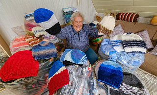 Maren Sach hat über 1000 Mützen gestrickt.In den 10 Säcken sind die Mützen. - Andreas Zobe
