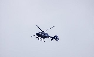 Ein dunkelblauer Hubschrauber der Bundespolizei schwebte unbewegt gegen 13 Uhr über dem Hauptbahnhof und drehte mehrere Runden über der Innenstadt. - Paul Brinkmann