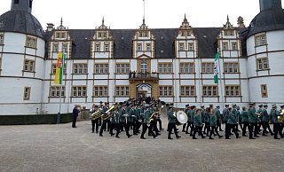 Zu bekannten Musikstücken wie dem Yorkschen Marsch oder dem Zapfenstreichmarsch zogen die Kompanien auf das Schlossgelände. - Moritz Jülich