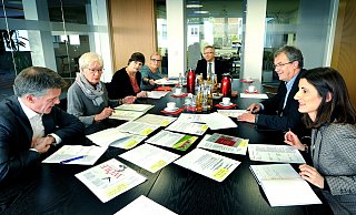 Trafen die Auswahl (v. l.): Die Jurymitglieder Markus Harbaum (Bertelsmann), Gabriele Behler, Susan Kreller, Sabine Lipan, Pastor Ulrich Pohl, NW-Chefredakteur Thomas Seim und Redakteurin Sandra Spieker. - Andreas Fruecht