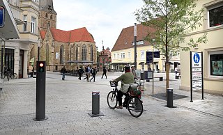Die Poller an der Fußgängerzone hin zum Neuen Markt heben und senken sich zeitgesteuert. Sie sollen beim Herforder Frühling als Barriere dienen. - Frank-Michael Kiel-Steinkamp