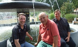 Die drei SPD-Schwergewichte Espelkamps André Stargardt (v. l.), stellvertretender Fraktionsvorsitzender, Reinhard Bösch, Fraktionsvorsitzender und Jens Bölk, Stadtverbandsvorsitzender, stellten die Schwerpunkte sozialdemokratischer Kommunalpolitik am Stadtbrunnen vor. - Karsten Schulz