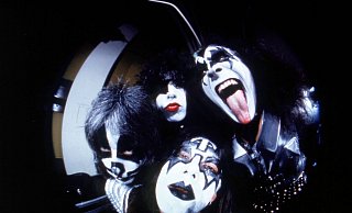 Kiss machte mit wildem Make-up, spektakulären Kostümen und theatralischen Live-Shows Furore. (Archivbild) - Richard Drew/AP/dpa