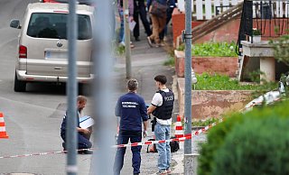 Mehrere Ermittler der Spurensicherung der Polizei sind bei der Tatortarbeit in Menden im Sauerland. - Christoph Reichwein/dpa