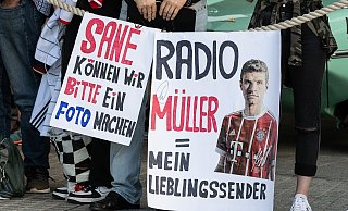 Oft stundenlang warten die Fans der Nationalmannschaft vor dem Hotel auf ihre Idole. - Swen Pförtner/dpa