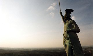 Eines der bekanntesten Wahrzeichen der Region: Das Hermannsdenkmal in Detmold. - dpa
